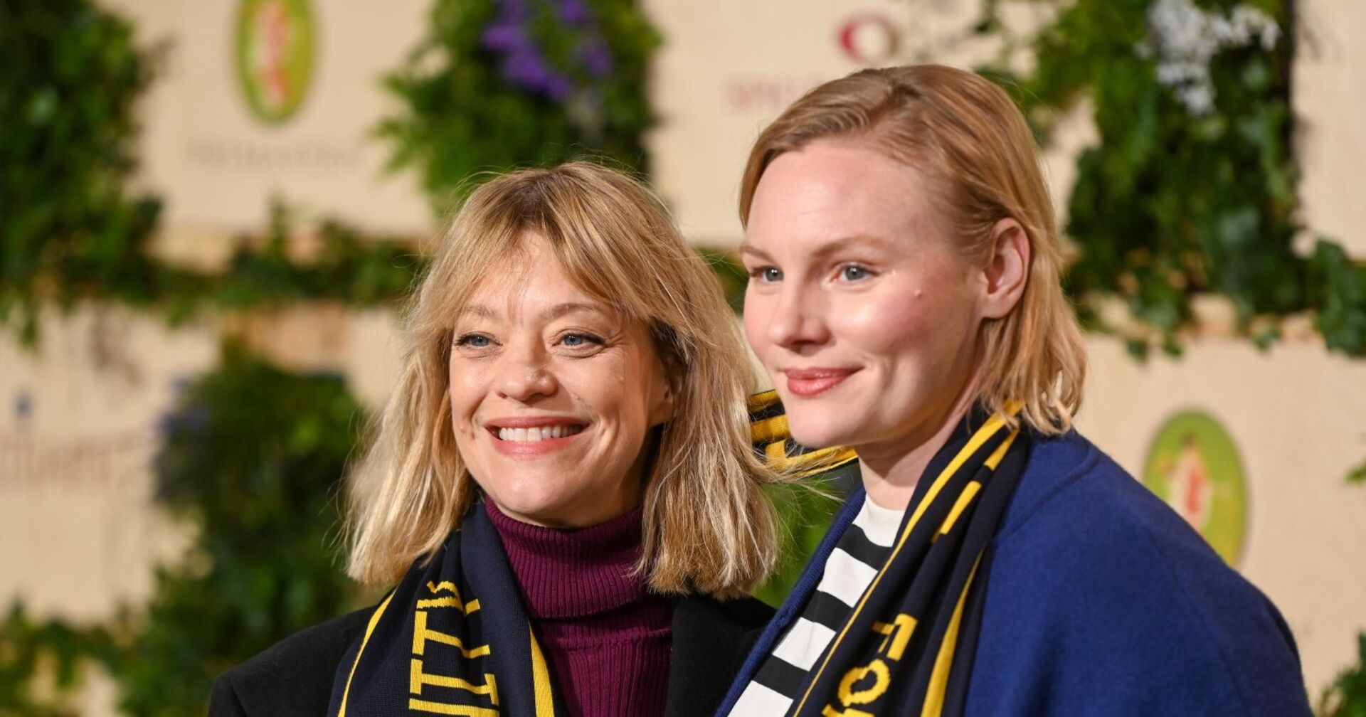 Heike Makatsch und Rosalie Thomass lächeln