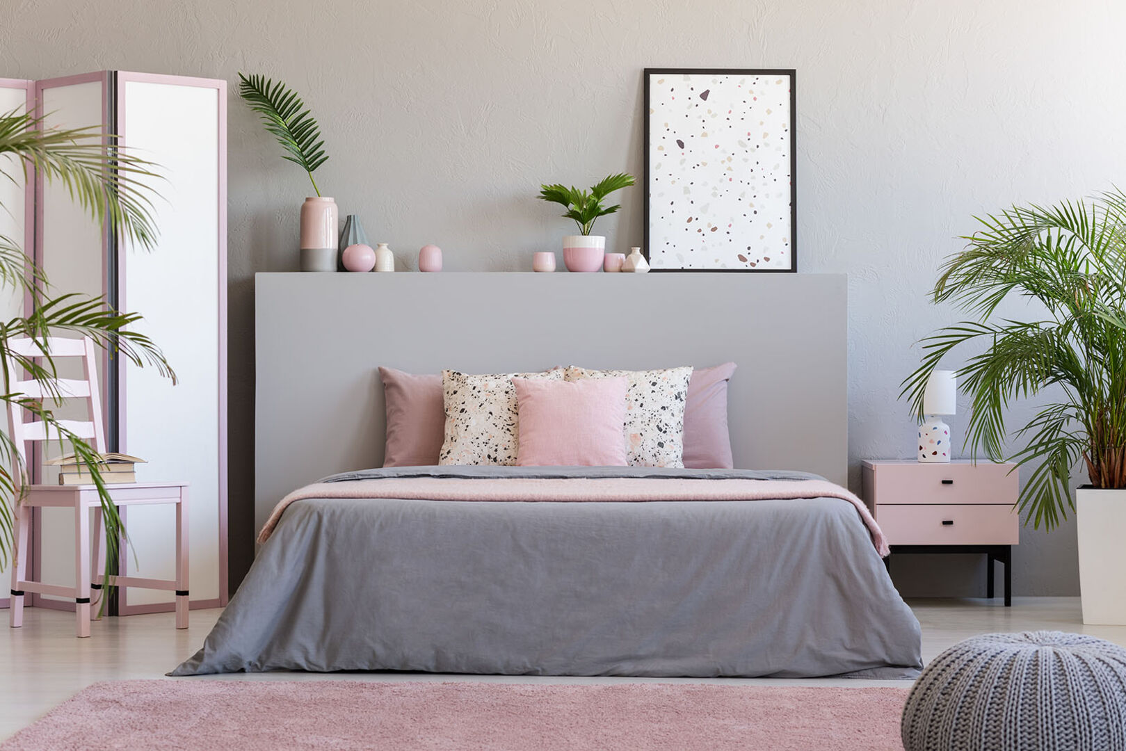 Schönes Schlafzimmer in Grau | Credit: iStock.com/KatarzynaBialasiewicz