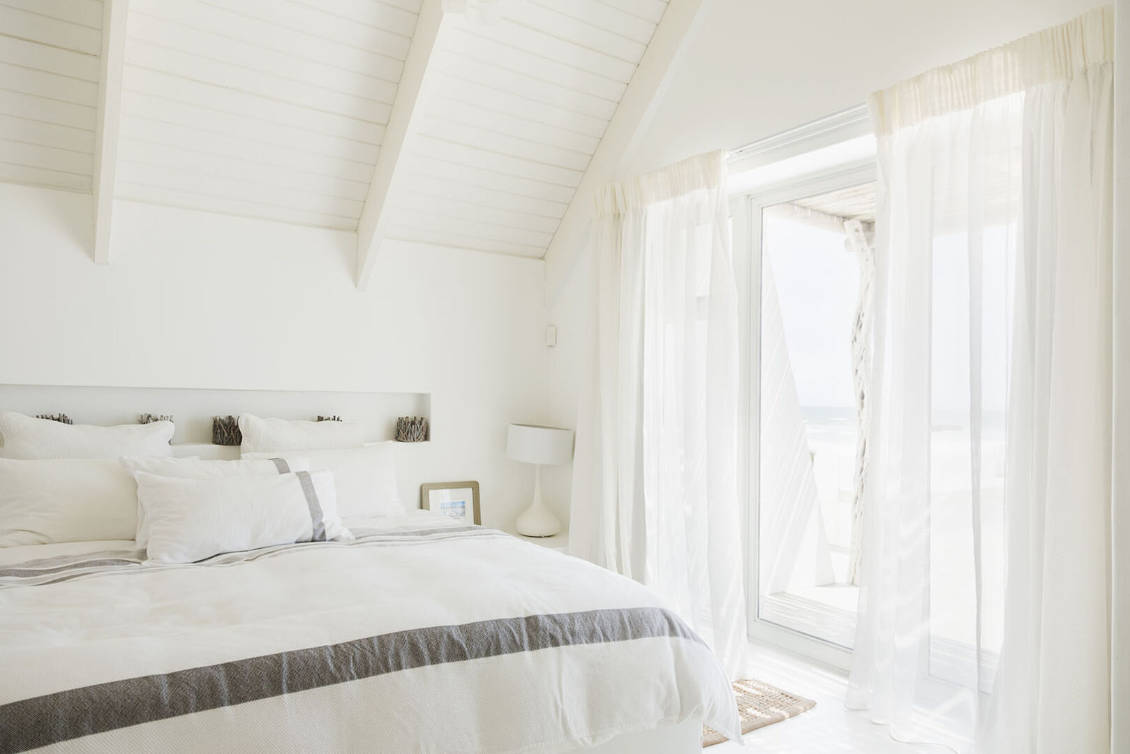 Sehr hell eingerichtetes Schlafzimmer | Credit: iStock.com/Martin Barraud