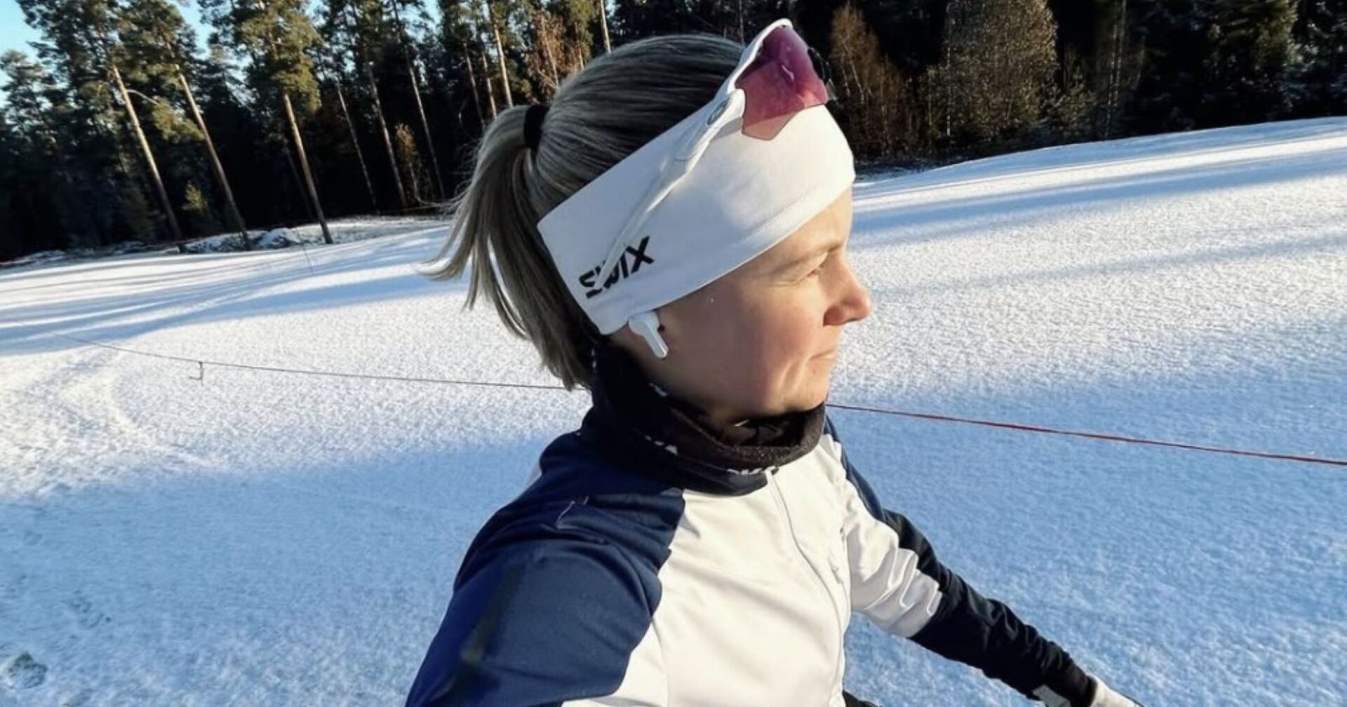 Finnische Langläuferin Anni Lindroos im Schnee