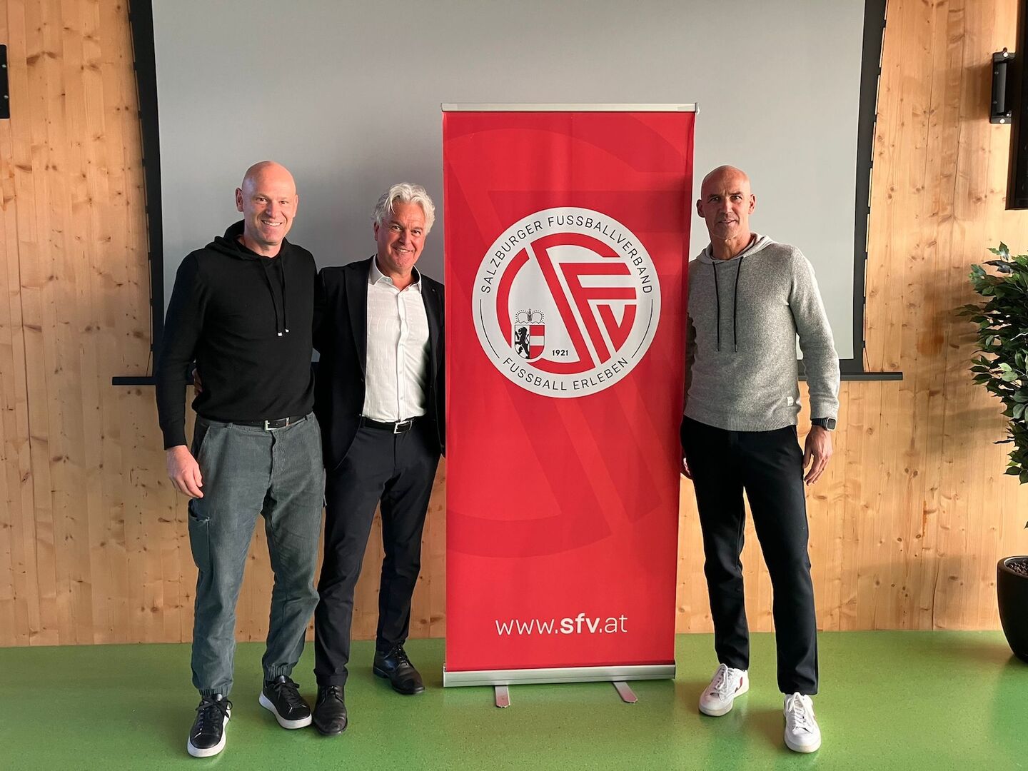 Im Rahmen der SFV-Trainerfortbildung: Markus Hoffmann, Robert Tschaut und Thomas Letsch im fachlichen Austausch.