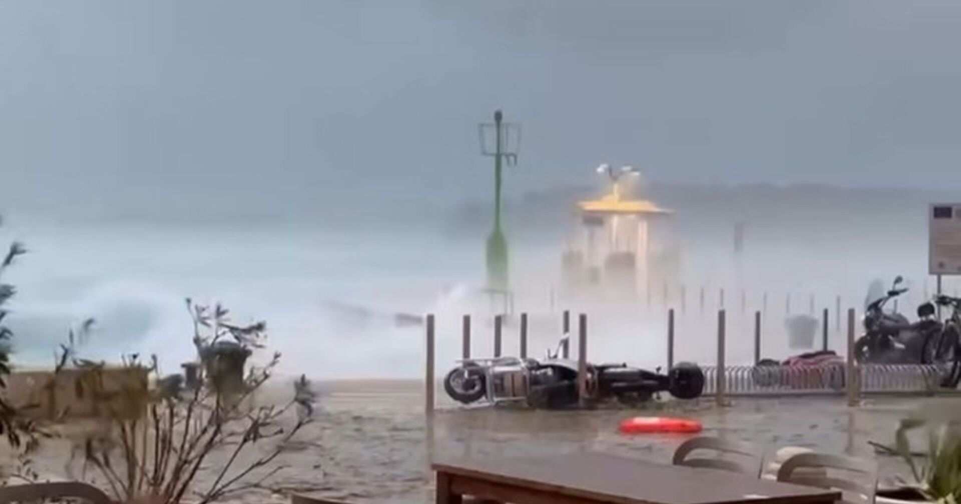Aufnahme der Unwetter in Kroatien, Überschwemmungen und umgestürzte Motorräder