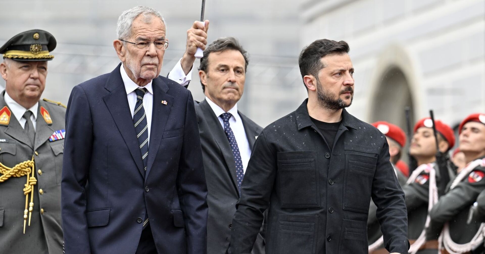 Bundespräsident Alexander Van der Bellen und der ukrainische Präsident Wolodymyr Selenskyj am Montag, 16. Juni 2025 beim Empfang vor der Hofburg