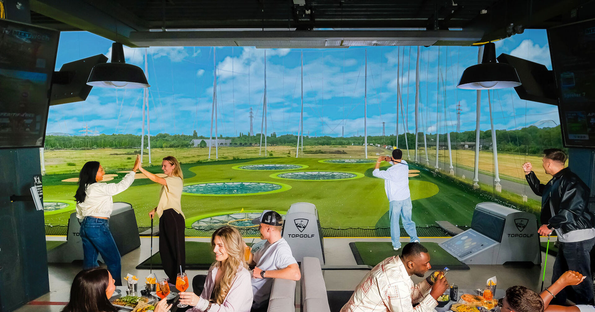 Abschlagplatz auf einer Golfanlage mit mehreren Personen | Credit: Topgolf Wien