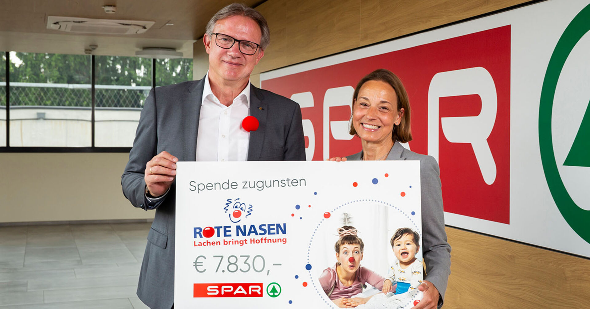 Christoph Holzer (SPAR Steiermark und Südburgenland) und Catharina Brand (ROTE NASEN Clowndoctors) bei der Übergabe der Spendensumme