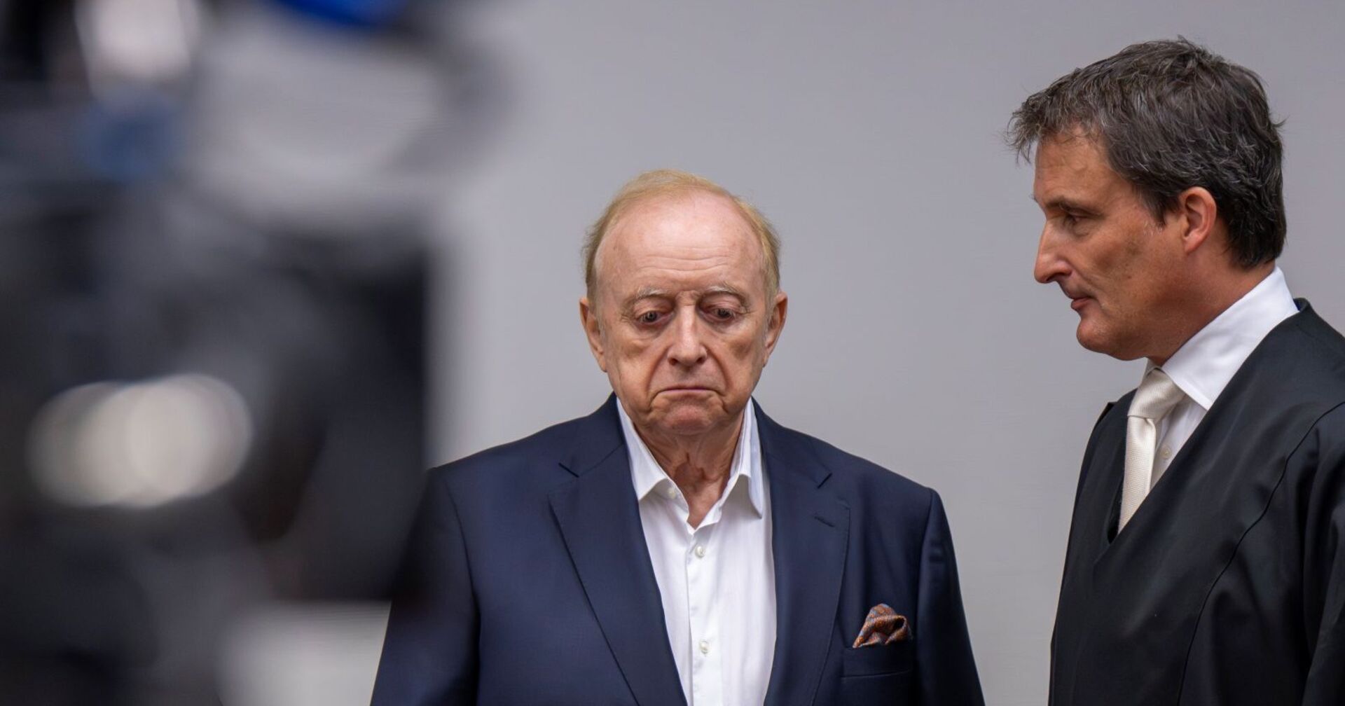 Alfons Schuhbeck am 14. Juli 2025 vor dem Landgericht München bei der Urteilsverkündung