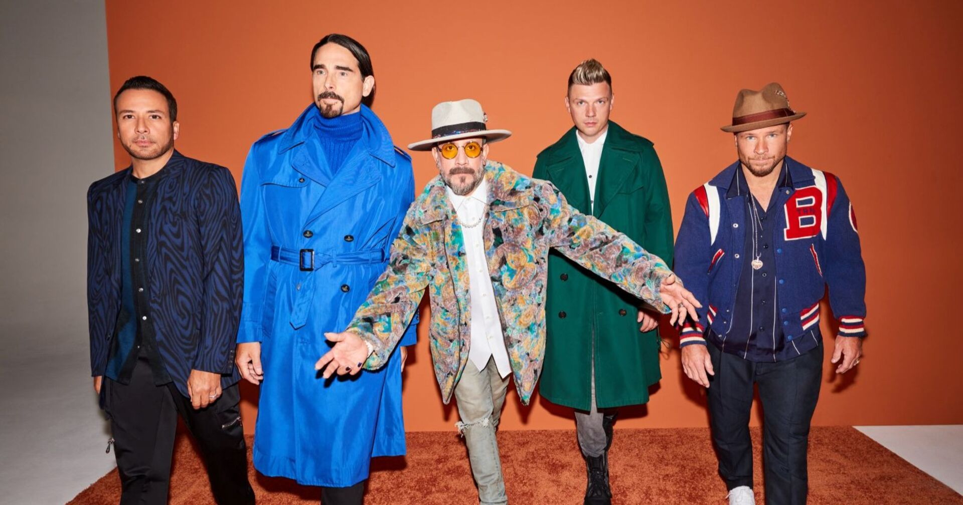 Die Backstreet Boys vor einer Leinwand