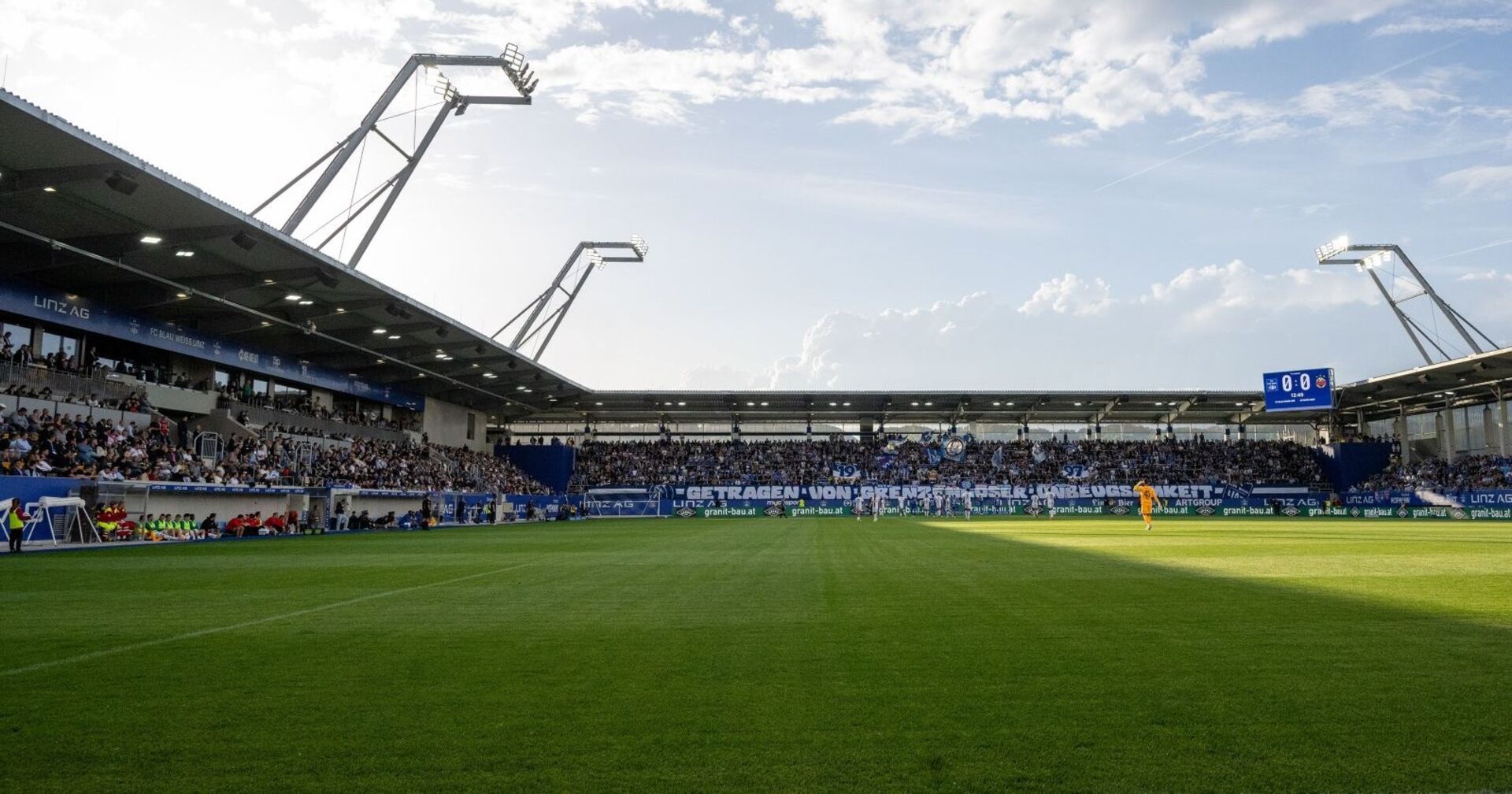 Innenaufnahme Hofmann Personal Stadion Heimspielstätte des FC Blau-Weiß Linz