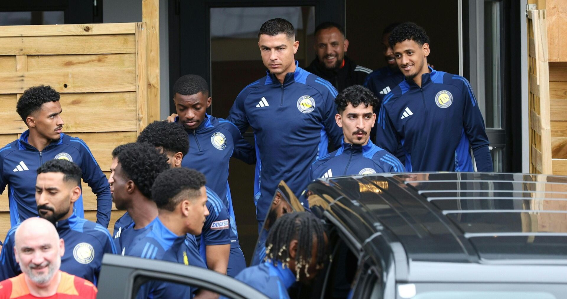 Ob der Superstar aufgrund der angespannten Lage vorzeitig abreist, ist derzeit offen.