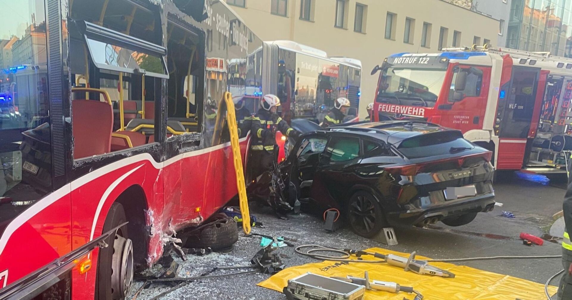 Unfall an der Kreuzung Davidgasse/Neilreichgasse, Auto steckt in Linienbus fest