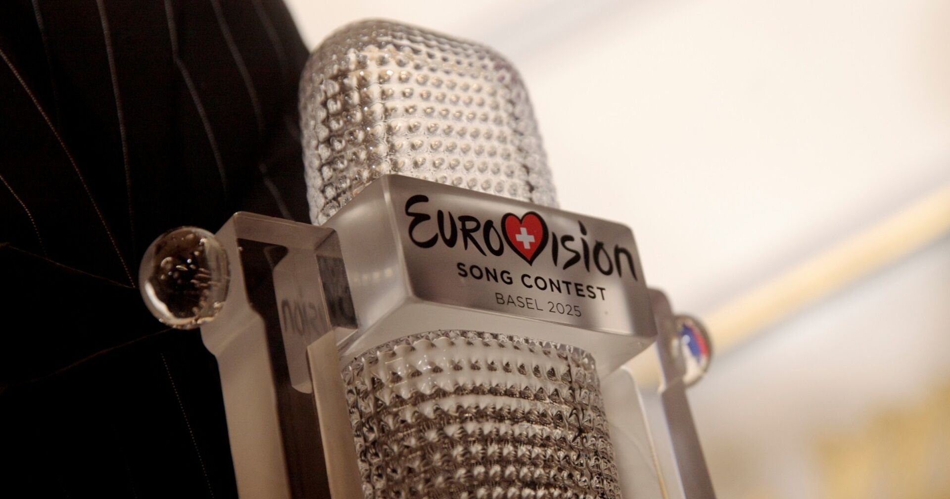 Johannes Pieltsch alias "JJ" mit der Trophäe des Eurovision Song Contest 2025 in der Präsidentschaftskanzlei