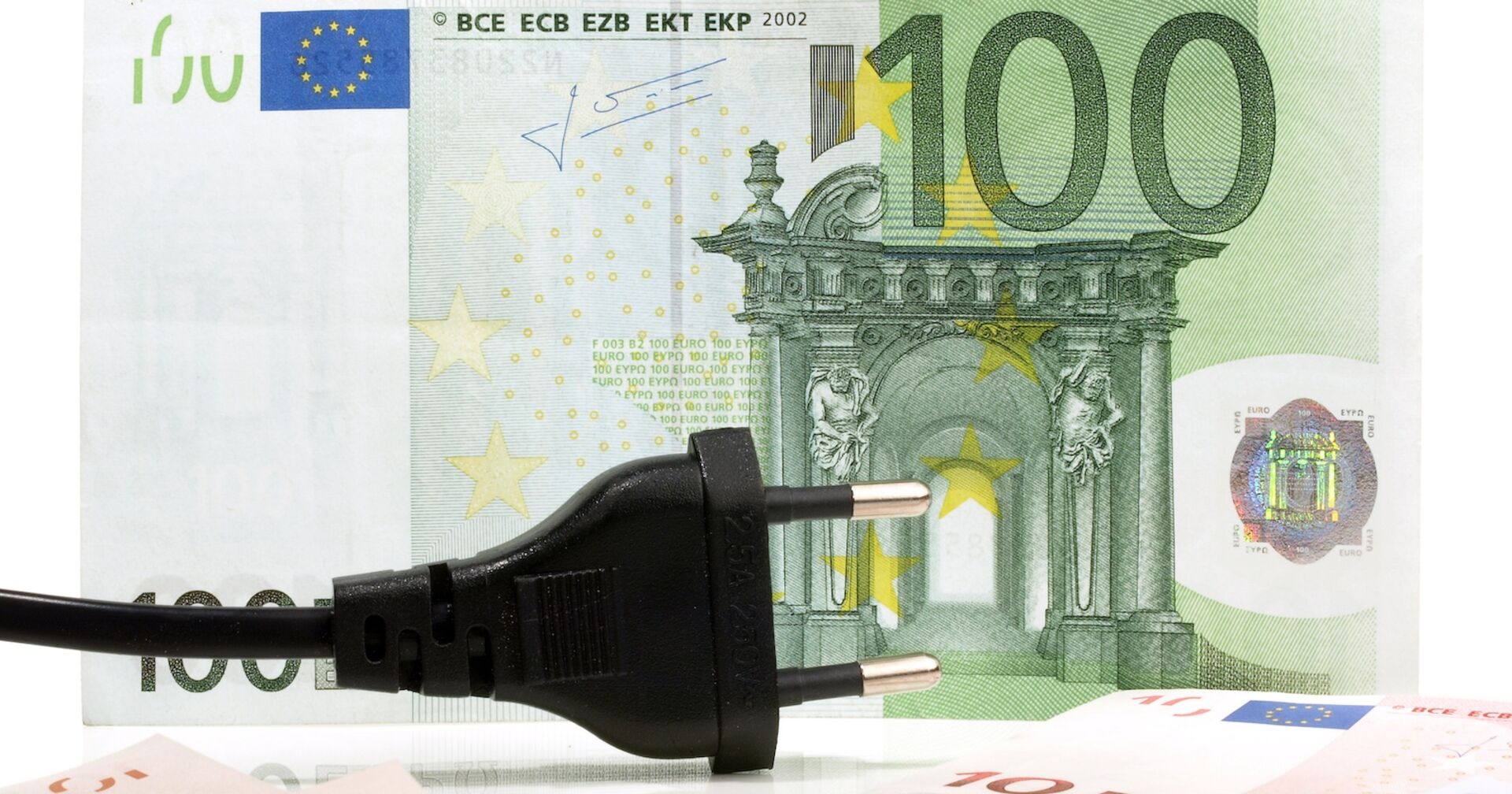 Schwarz glänzender Stromstecker liegt vor einem 100-Euro-Schein – Symbolbild für hohe Energiekosten und mögliche Rückzahlungen.