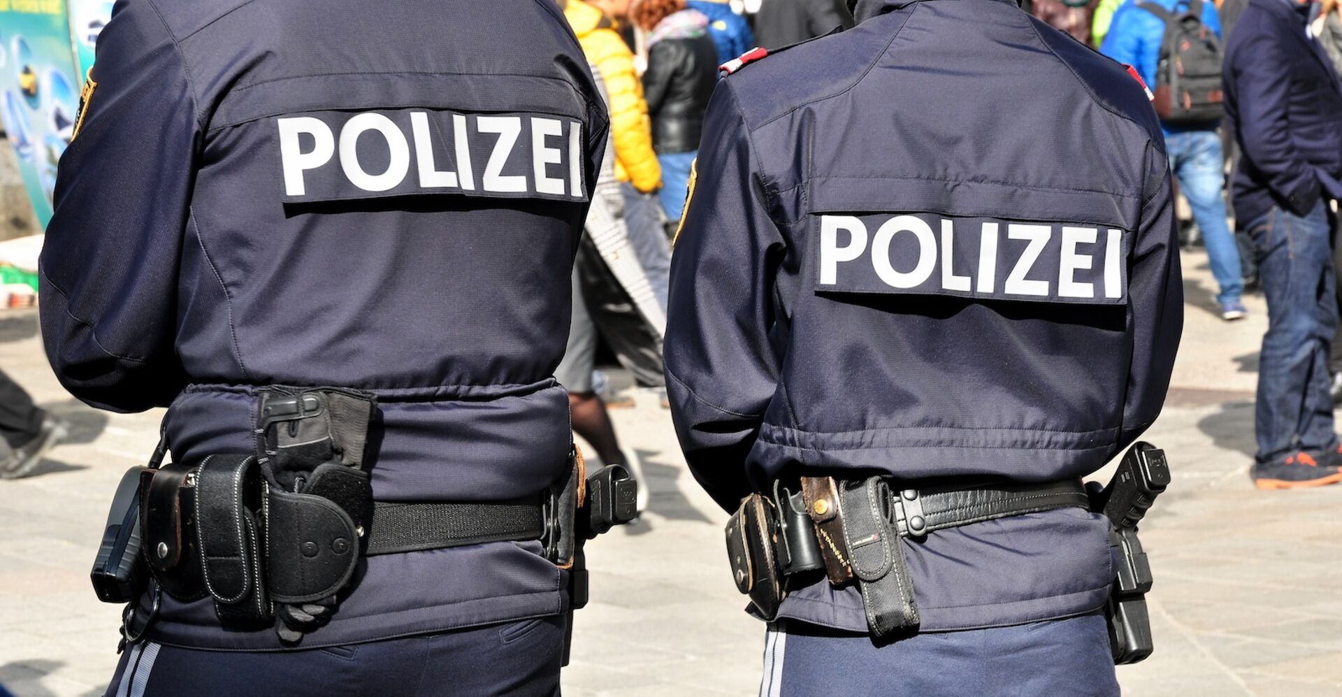Polizisten im Einsatz auf der Straße von hinten in dunkelblauer Uniform