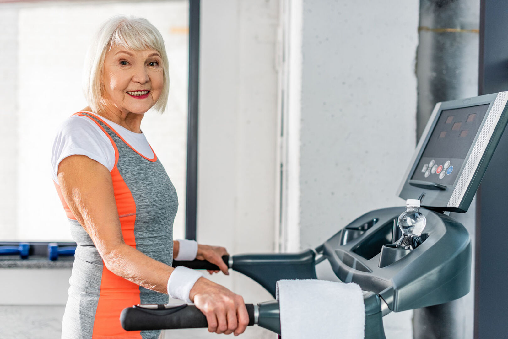 Ältere Dame am Laufband | Credit: iStock.com/LightFieldStudios