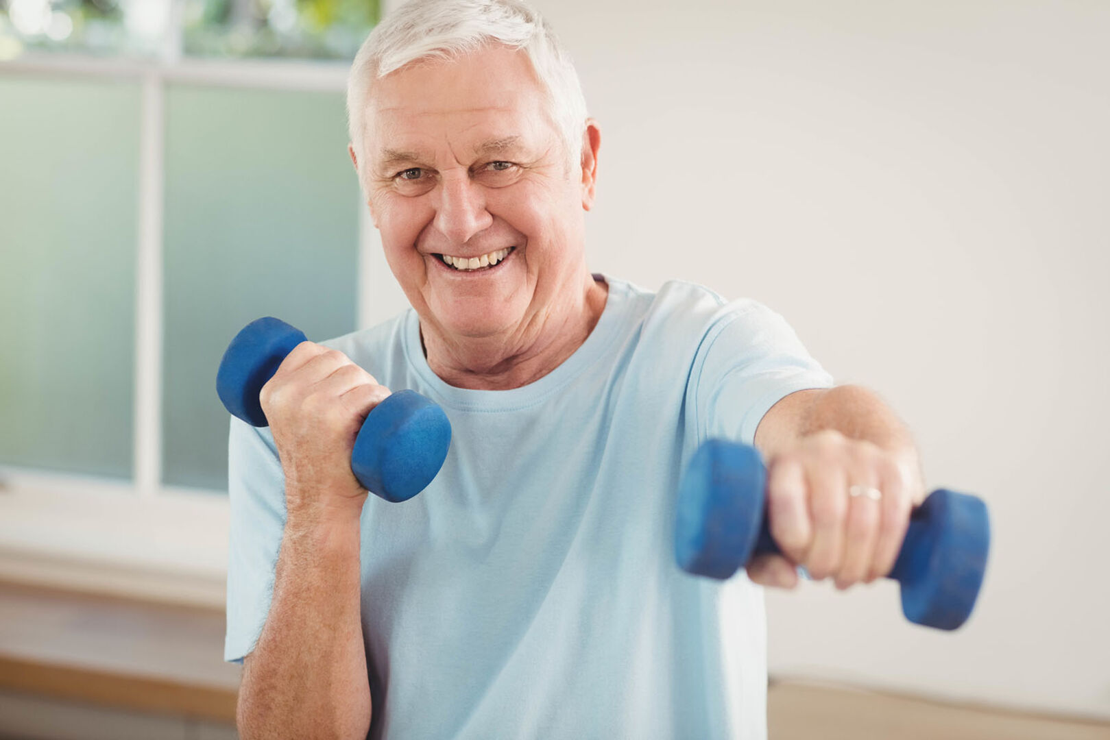 Älterer Herr beim Hanteltraining | Credit: iStock.com/Wavebreakmedia