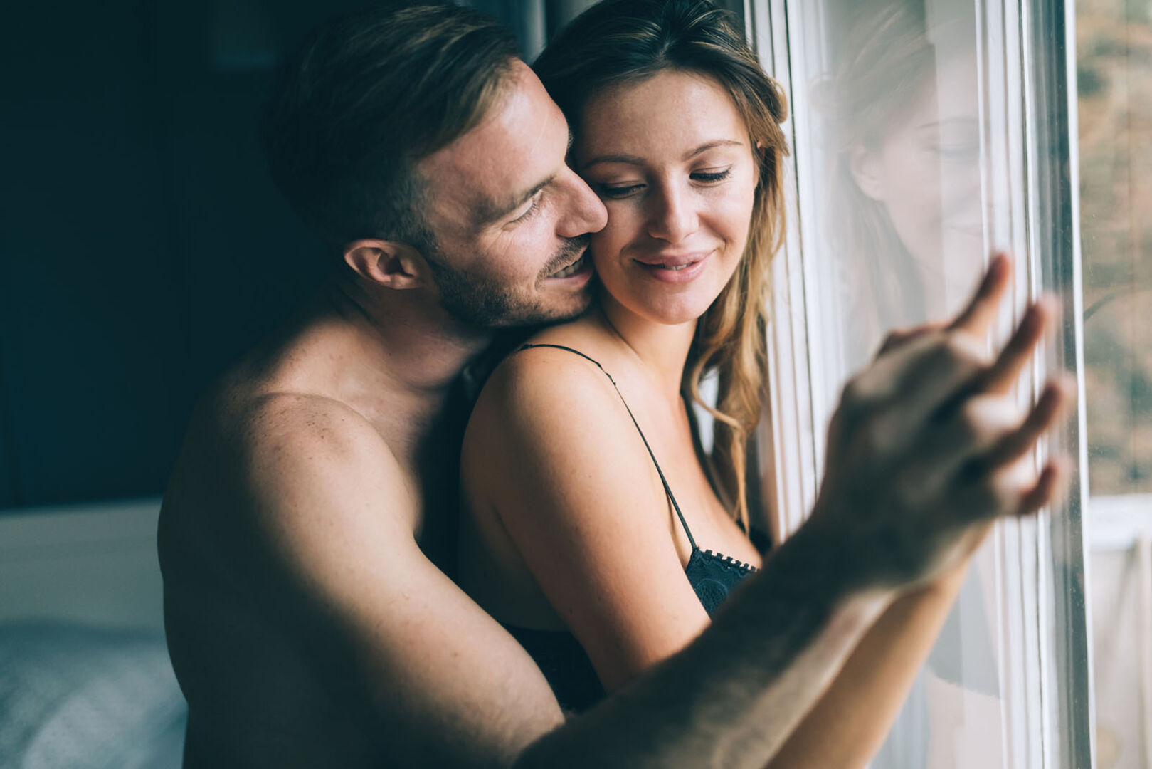 Mann umarmt Frau von hinten | Credit: iStock.com/nd3000