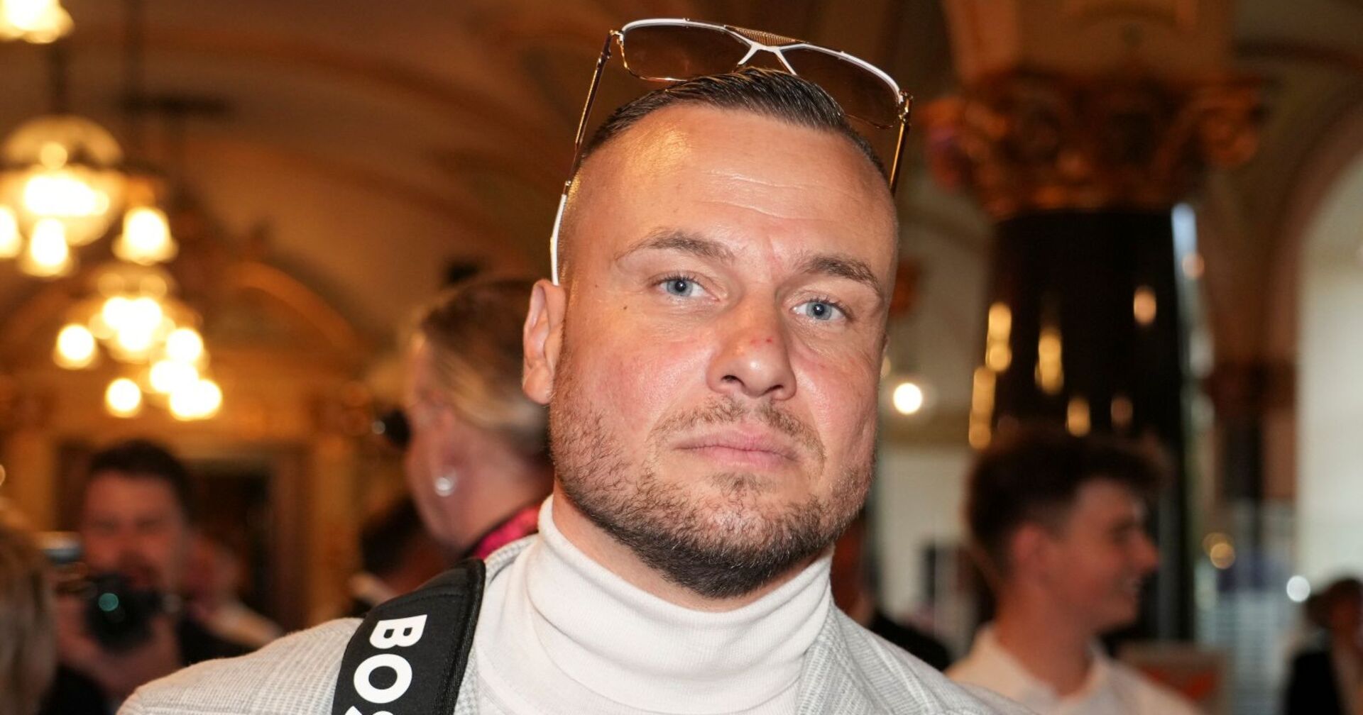 Eric Sindermann mit Sonnenbrille am Kopf