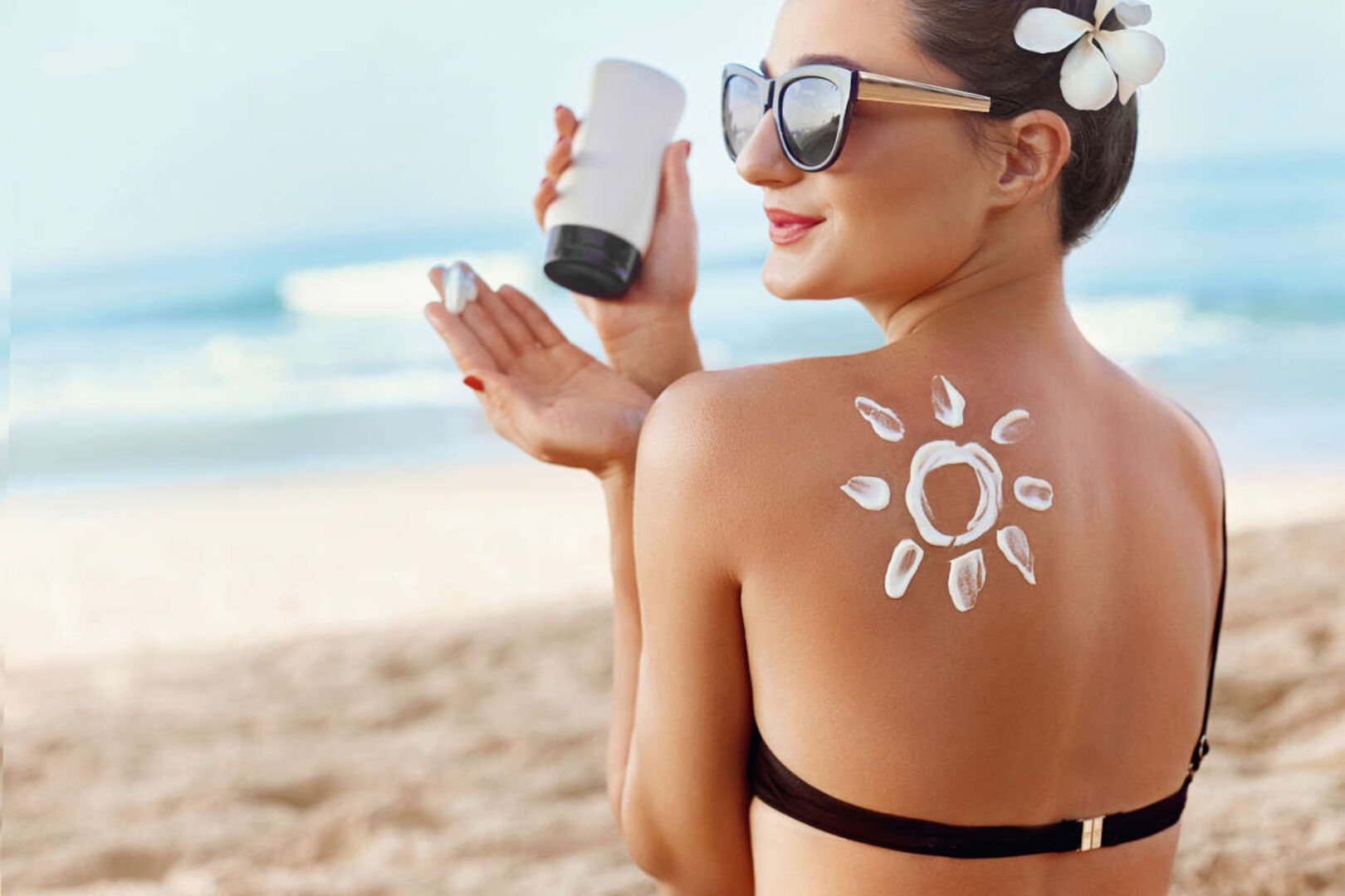 Eine Frau mit Sonnencreme