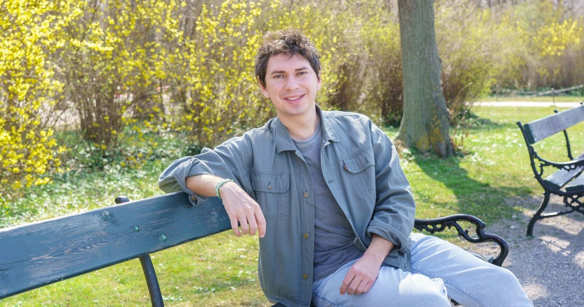 Julian Le Play sitz auf einer Bank