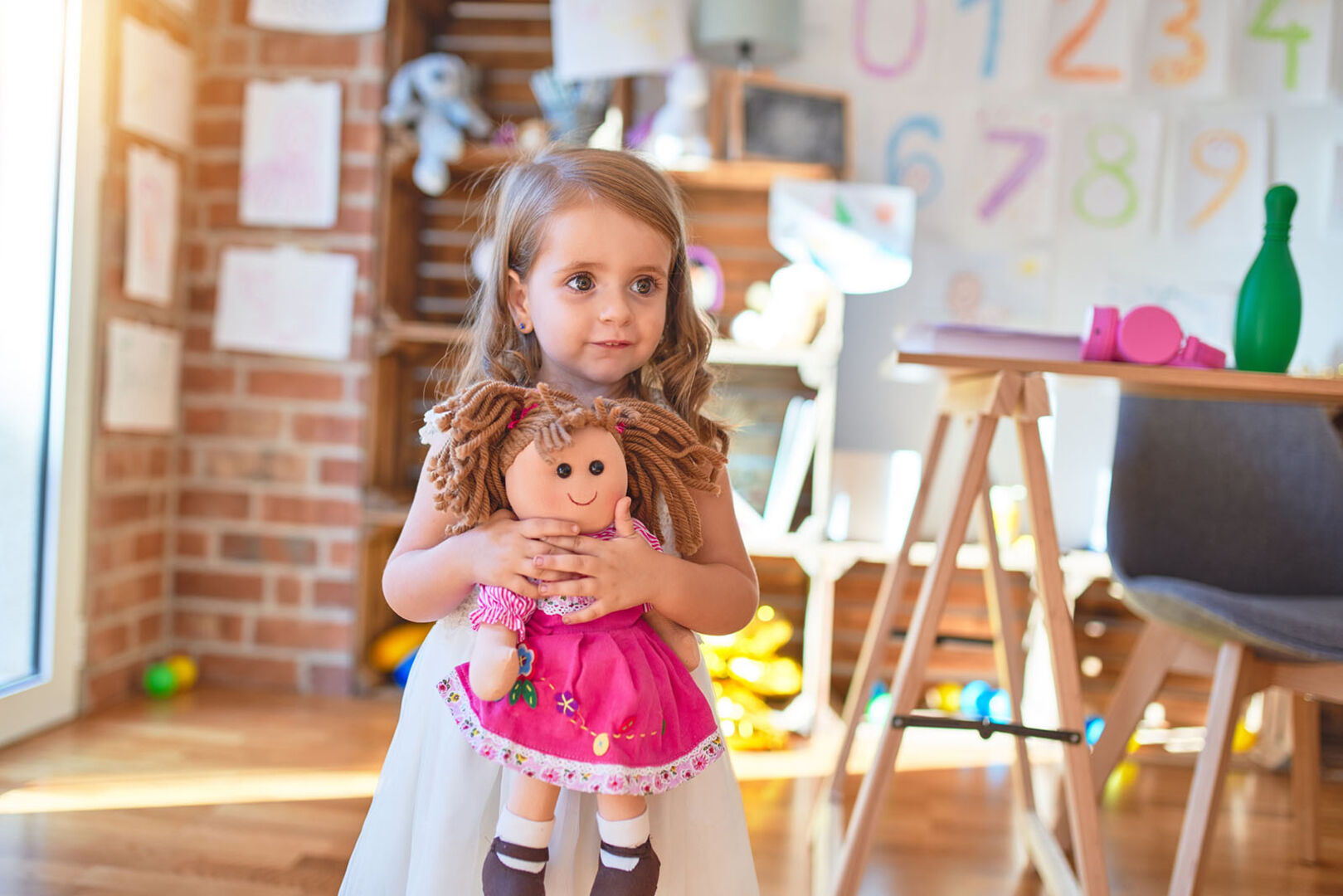 Kleines Mädchen mit Puppe | Credit: iStock.com/AaronAmat