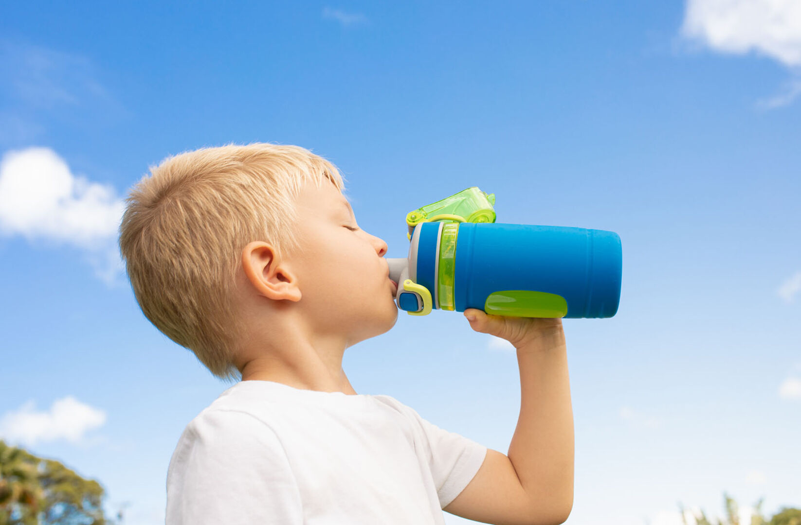 Kleiner Junge trinkt aus einer Trinkflasche | Credit: iStock.com/kieferpix