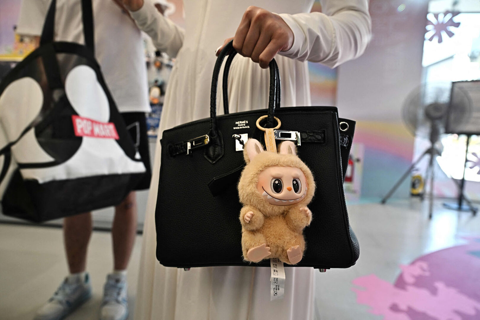 Braunes Labubu an einer schwarzen Tasche | Credit: LILLIAN SUWANRUMPHA / AFP / picturedesk.com