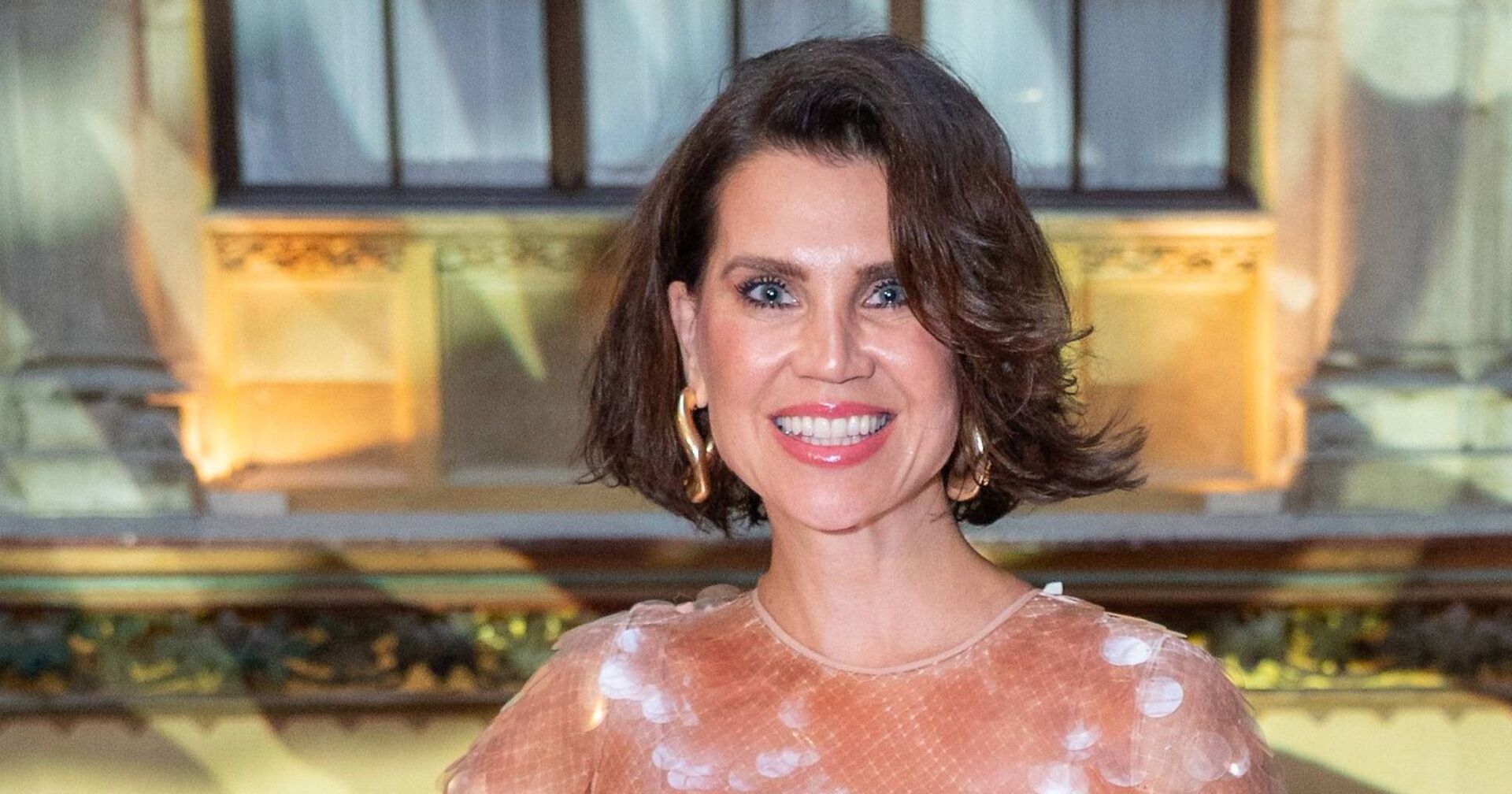 ORF-Moderatorin Leona König im Glitzerkleid