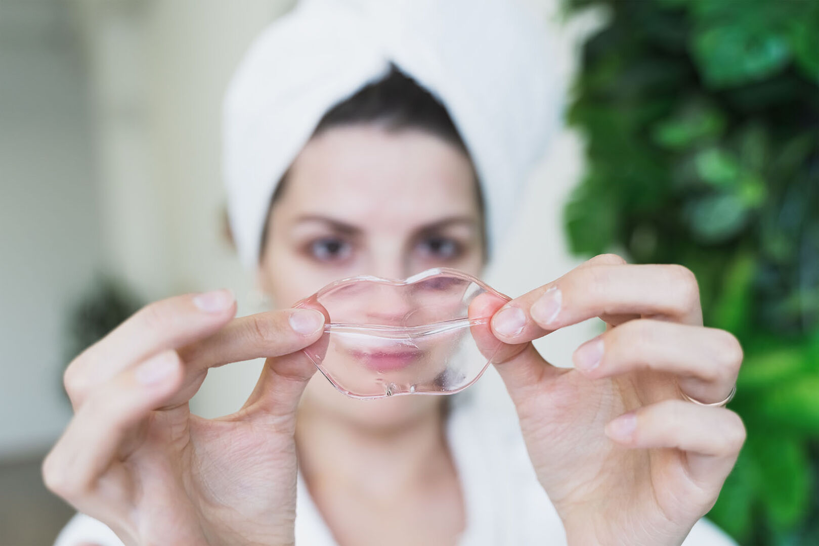 Frau mit Lippenpflegemaske | Credit: iStock.com/Irina Velichkina
