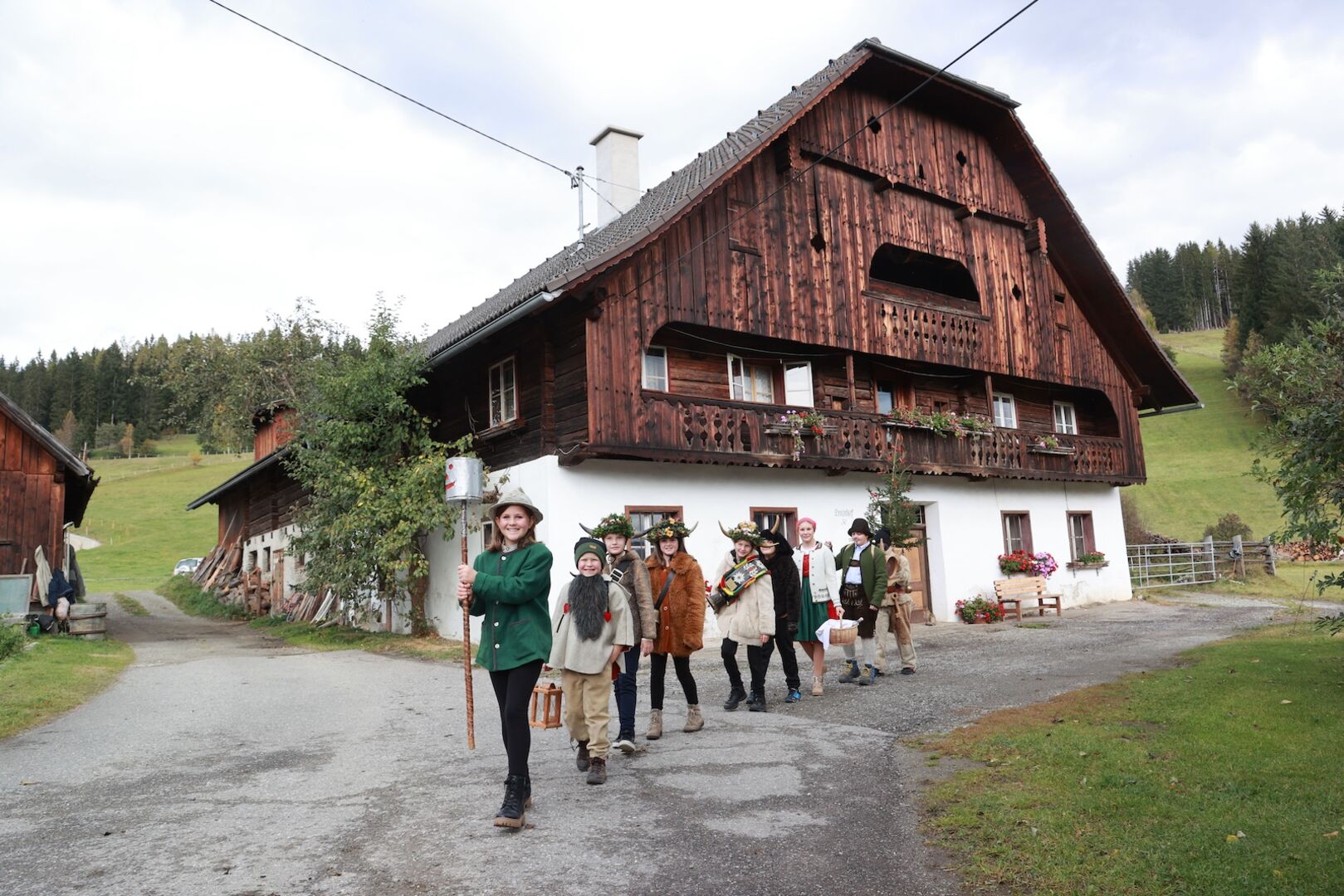 Kinder im Lungau beim "Kasmandlgehen".