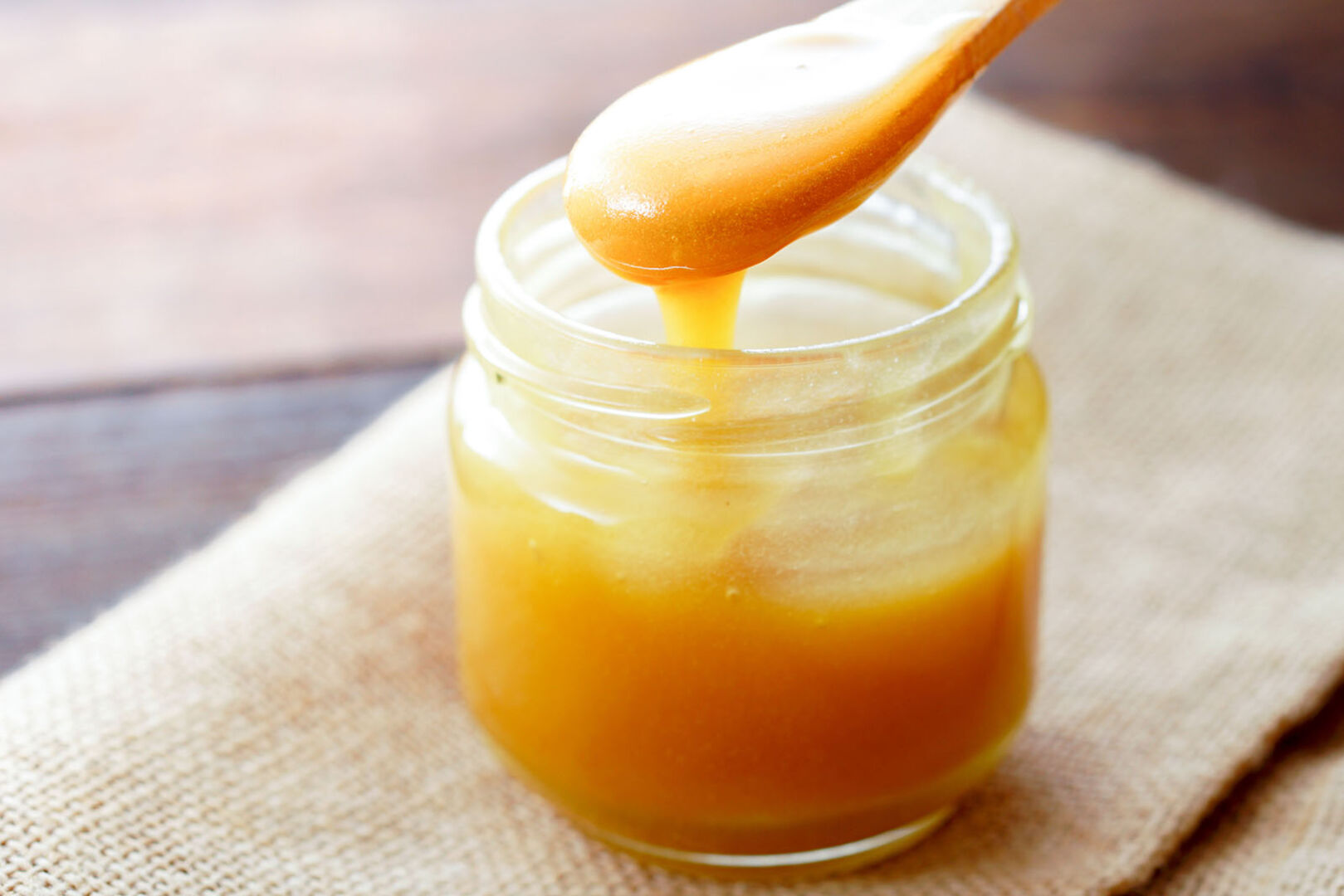 Ein Glas mit Manuka-Honig | Credit: iStock.com/KPS