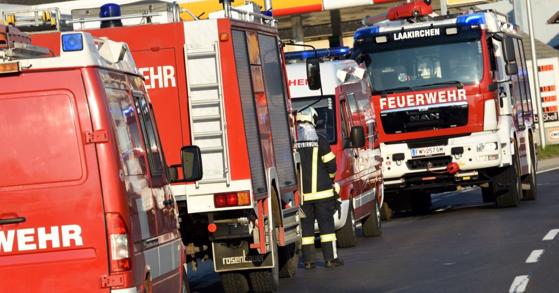 Mehrere Feuerwehrwägen hintereinander