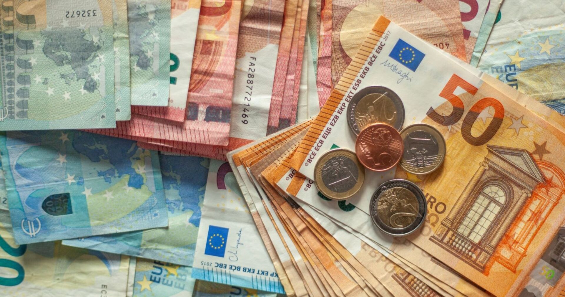 Euro-Banknoten und Münzen liegen nebeneinander, illustrieren Kosten und mögliche Rückerstattungen bei Mietverträgen mit unzulässigen Wertsicherungsklauseln.