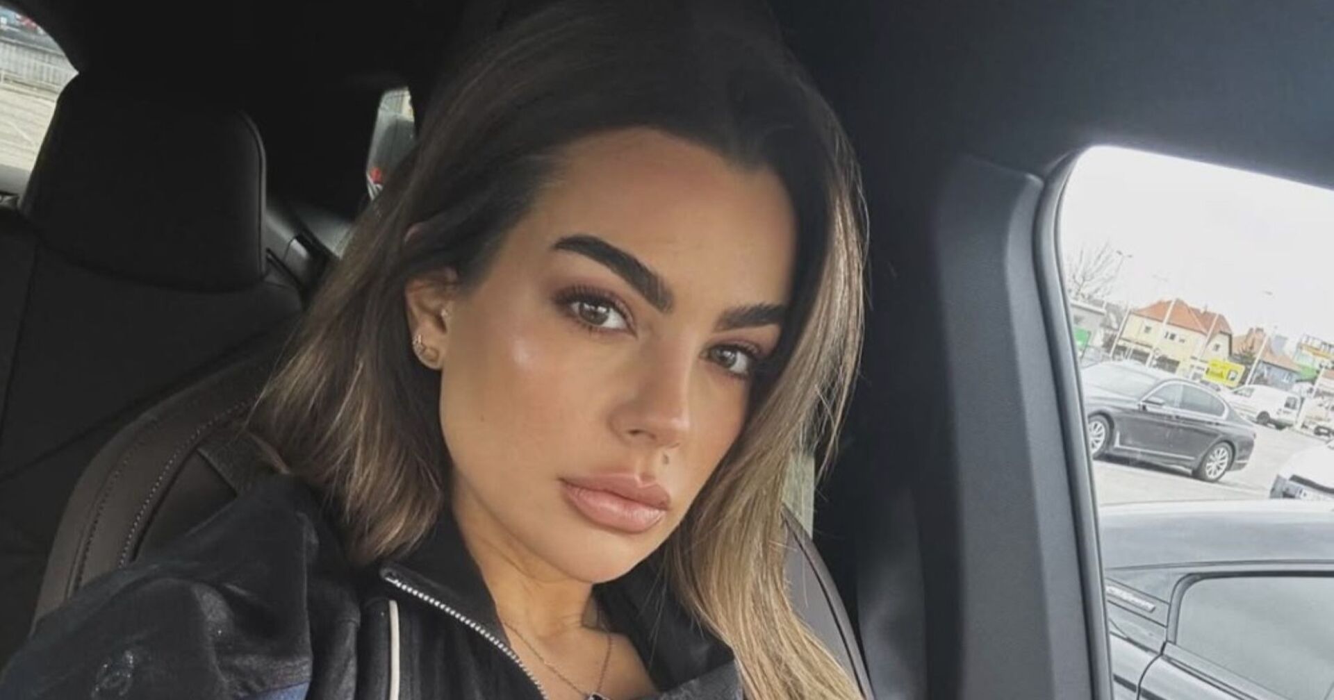 Nadine Mirada im Auto