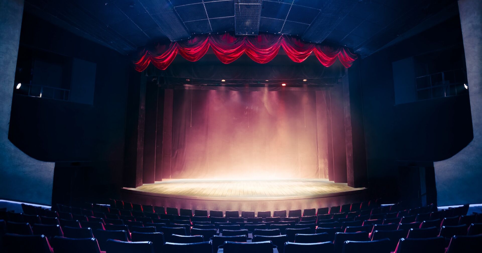 Ein Theaterbühne mit Scheinwerfer.
