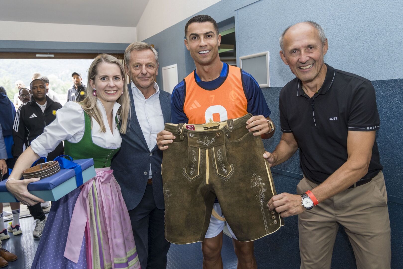 Cristiano Ronaldo bekommt einen Lederhose überreicht.