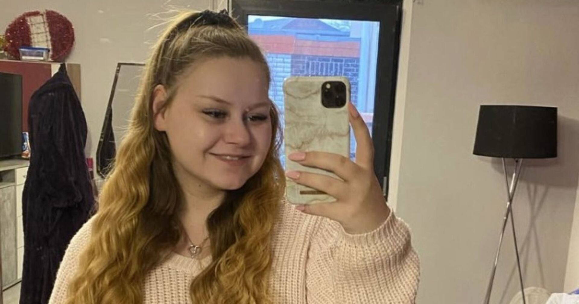 Sarah-Jane Wollny macht ein Foto im Spiegel