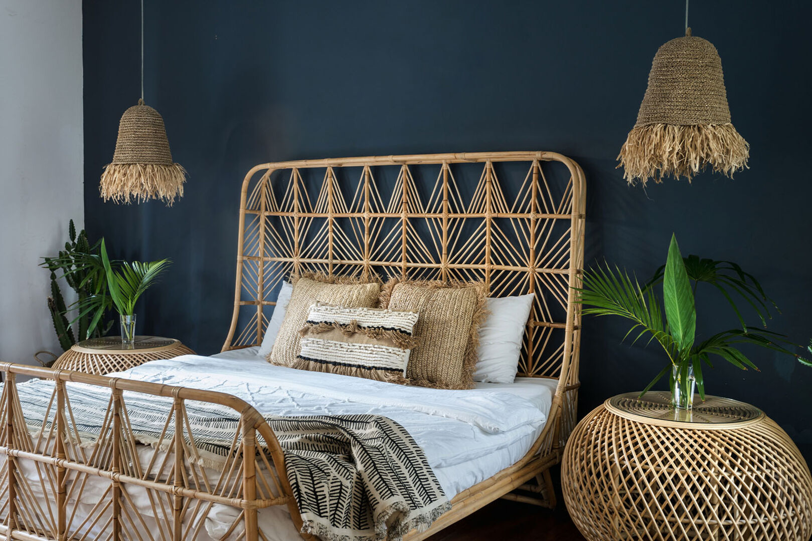 Schlafzimmer mit Bambus- und Rattan-Deko | Credit: iStock.com/brizmaker