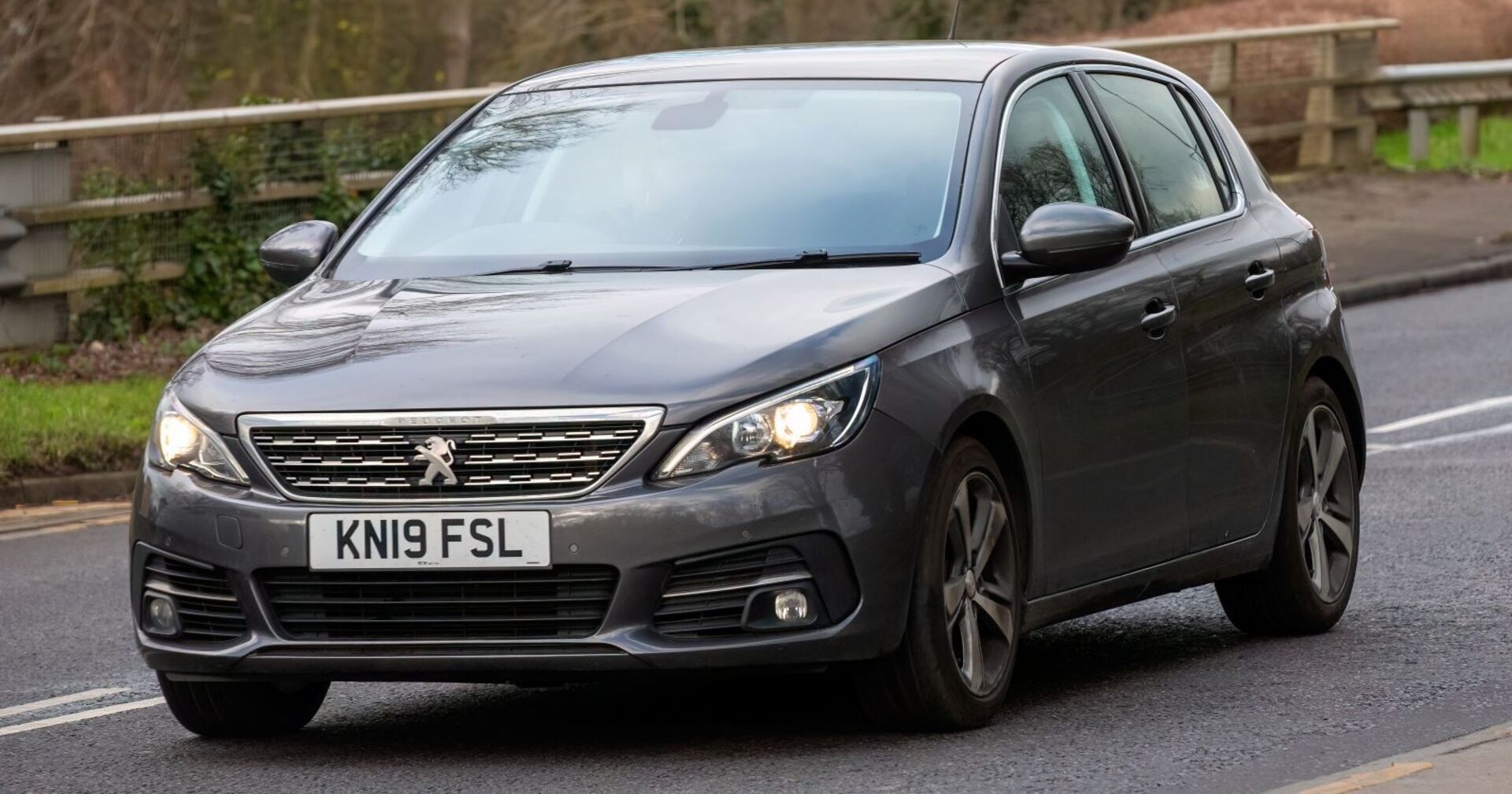 Ein grauer Peugeot 308 des Konzerns Stellantis auf einer britischen Straße