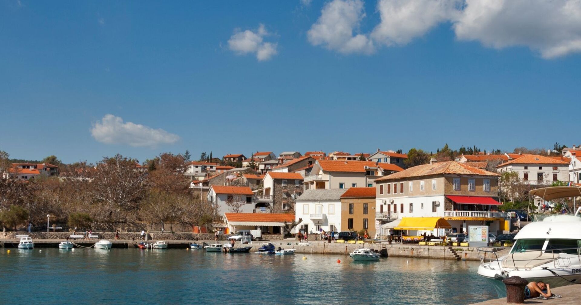 Panoramaaufnahme eines Dorfes auf der kroatischen Insel Krk