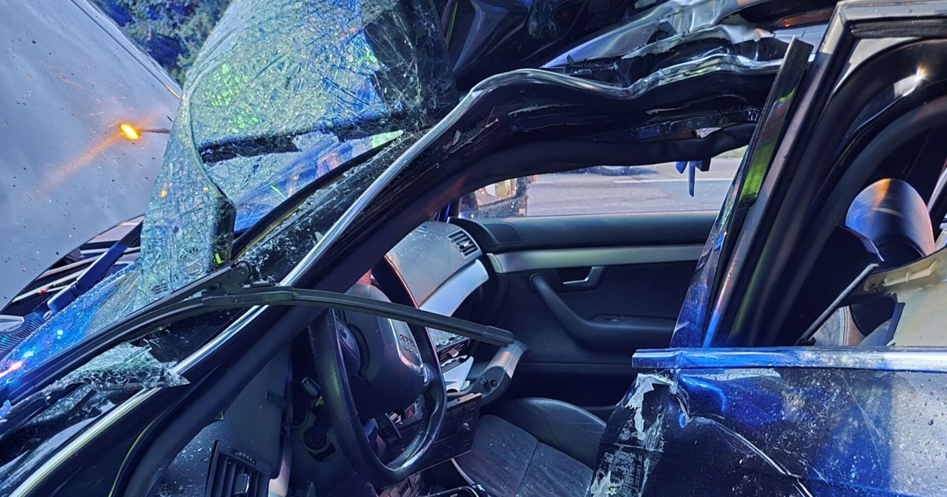 Zerstörtes Unfallfahrzeug auf der Wientalstraße