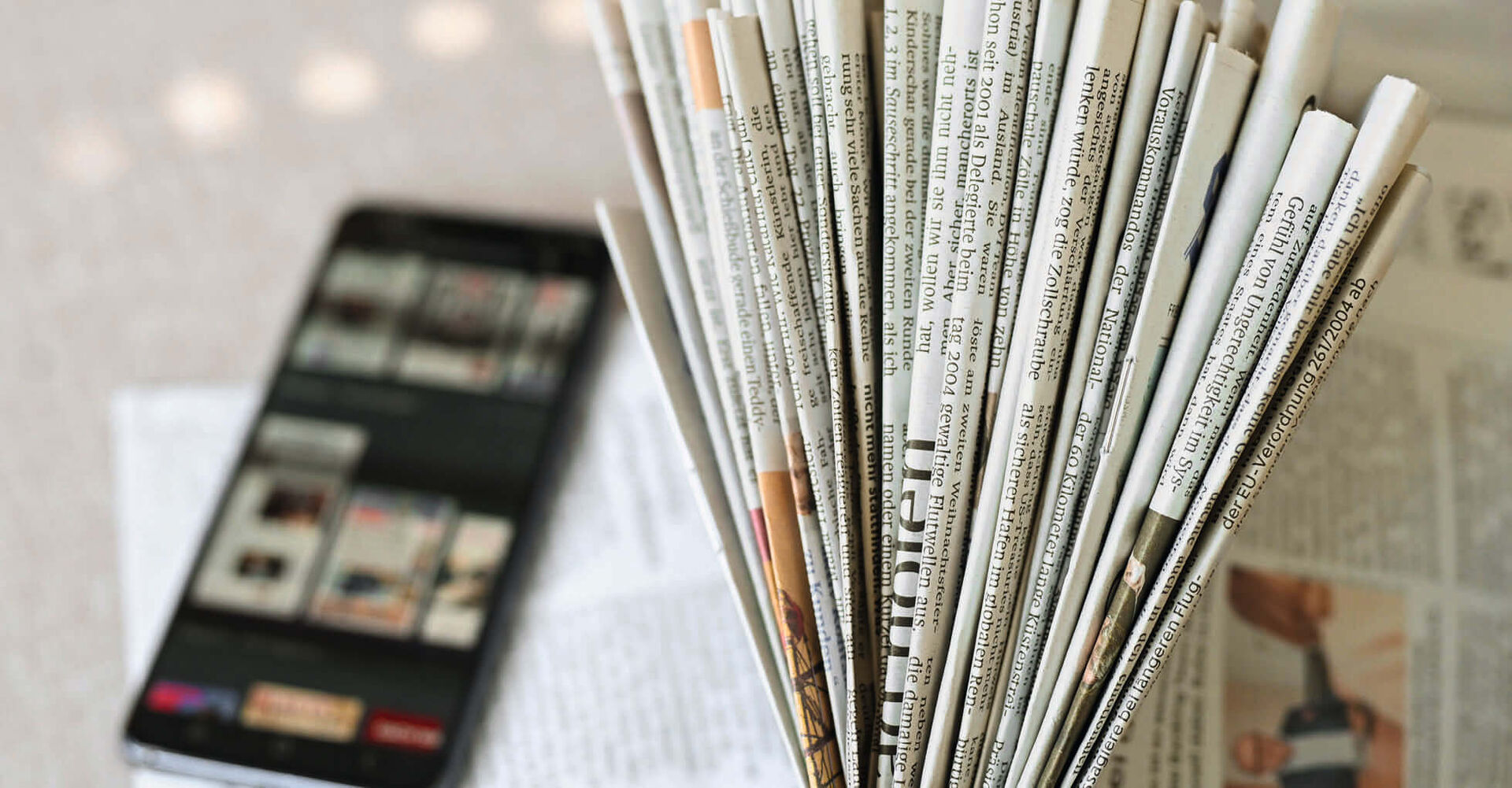 Alte lesen auf Papier, Junge am Bildschirm. Die komplette Transformation zum Online-Medium funktioniert jedoch nicht.