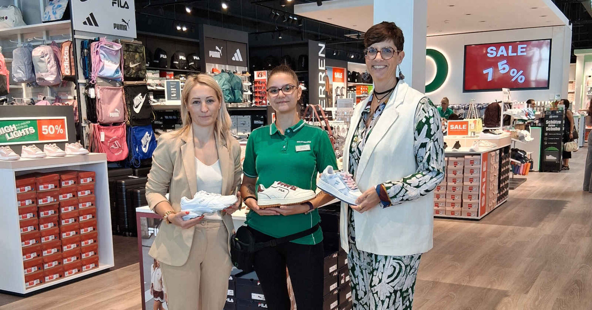 Drei lächelnde Frauen