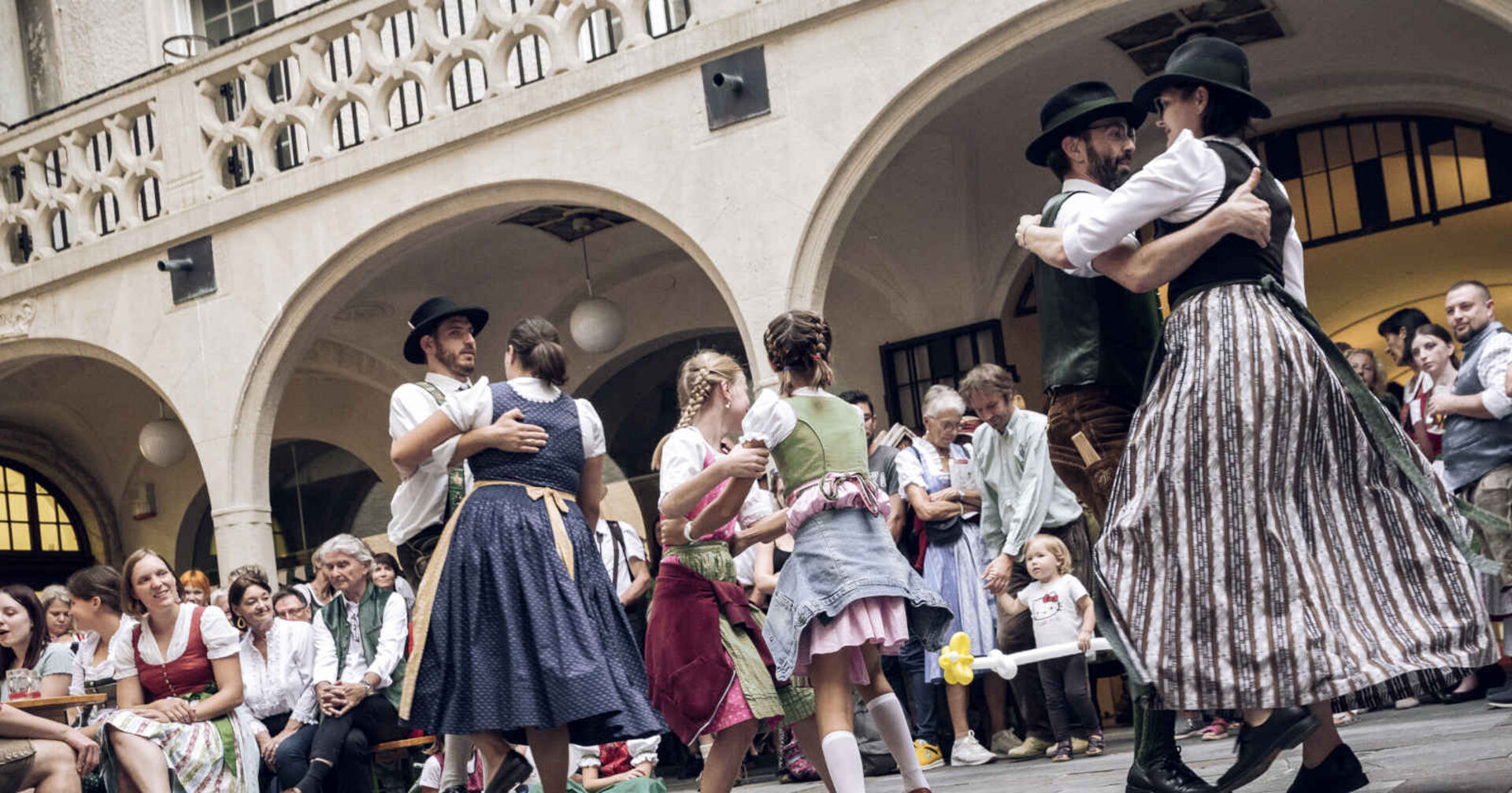 Menschen tanzen.