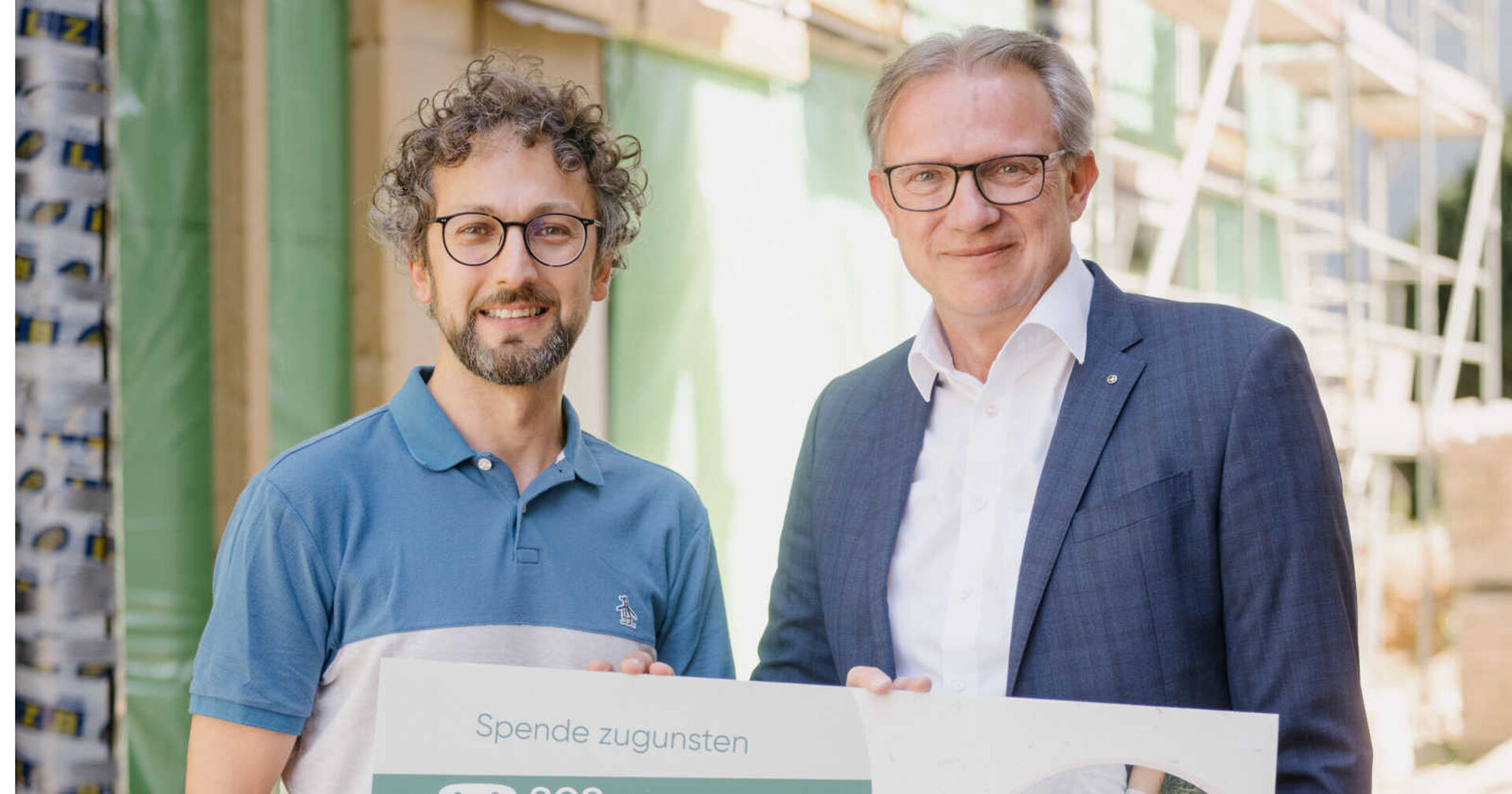 Zwei Männer lächeln in die Kamera