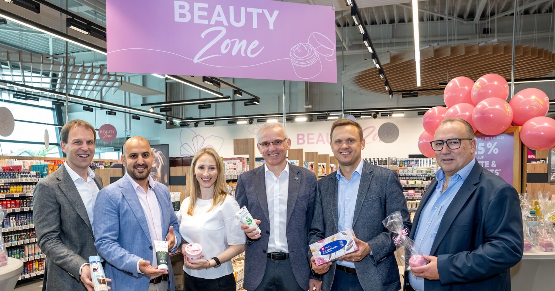 Sechs Personen präsentieren die neue Beauty-Zone in einer Billa Plus-Filiale
