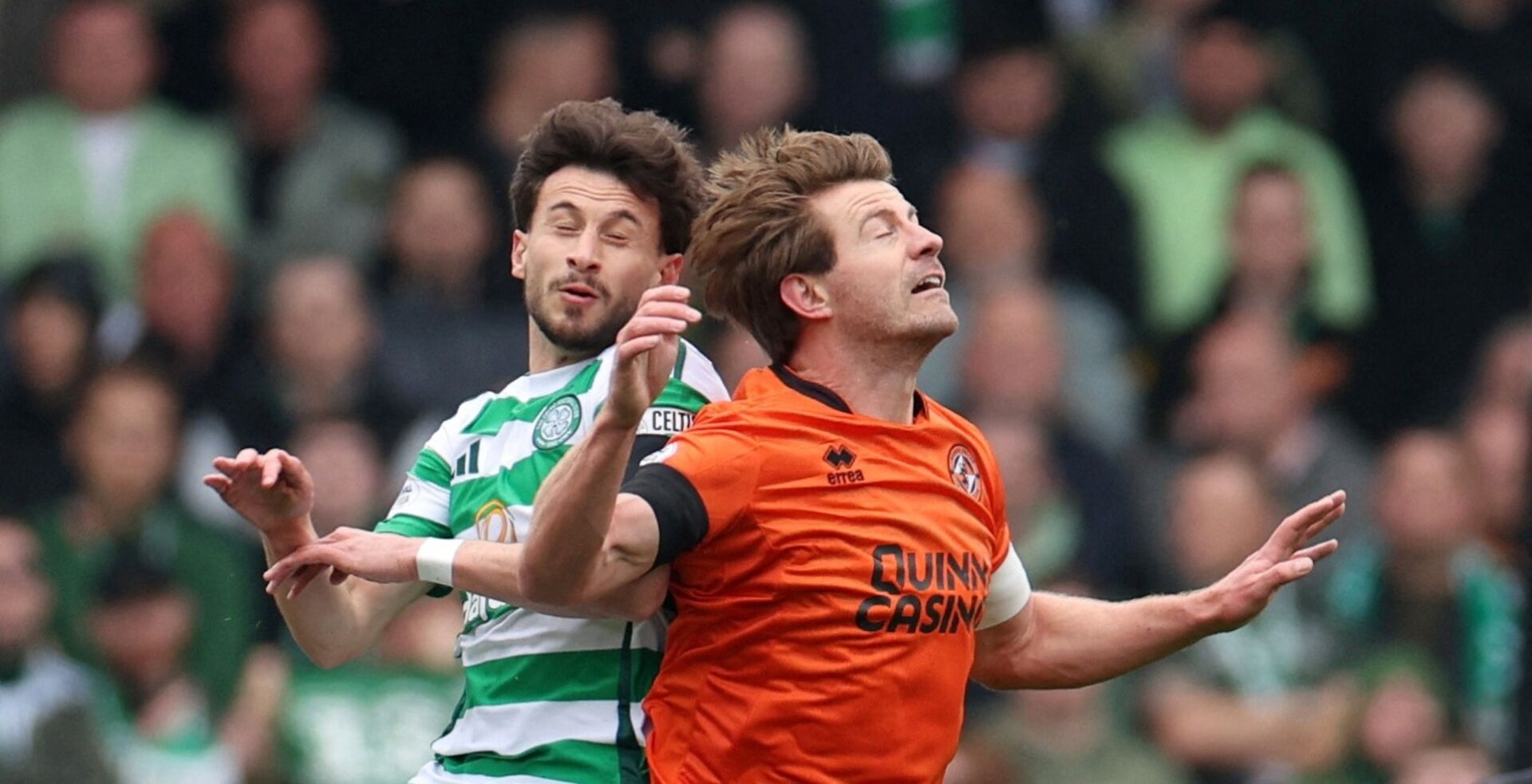 Nicolas Kühn von Celtic Glasgow und Ross Docherty von Dundee united in einem Kopfballduell