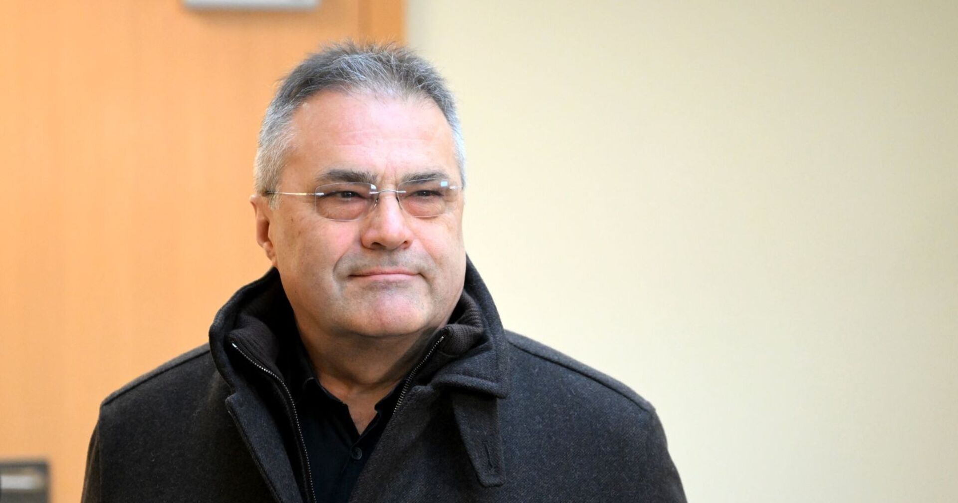 Der Angeklagte Ex-BVT-Chefinspektor Egisto Ott vor Verhandlungsbeginn am Straflandesgericht Wien am Mittwoch, 18. Dezember 2024