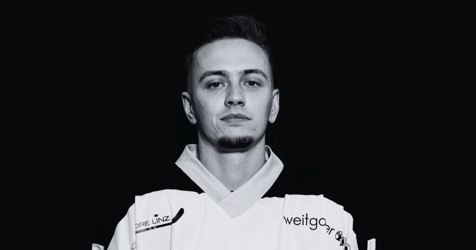 Der verstorbene Eishockey-Spieler Richard "Richi" Höller in schwarz-weiß auf einem Spielerfoto der Danube Ducks