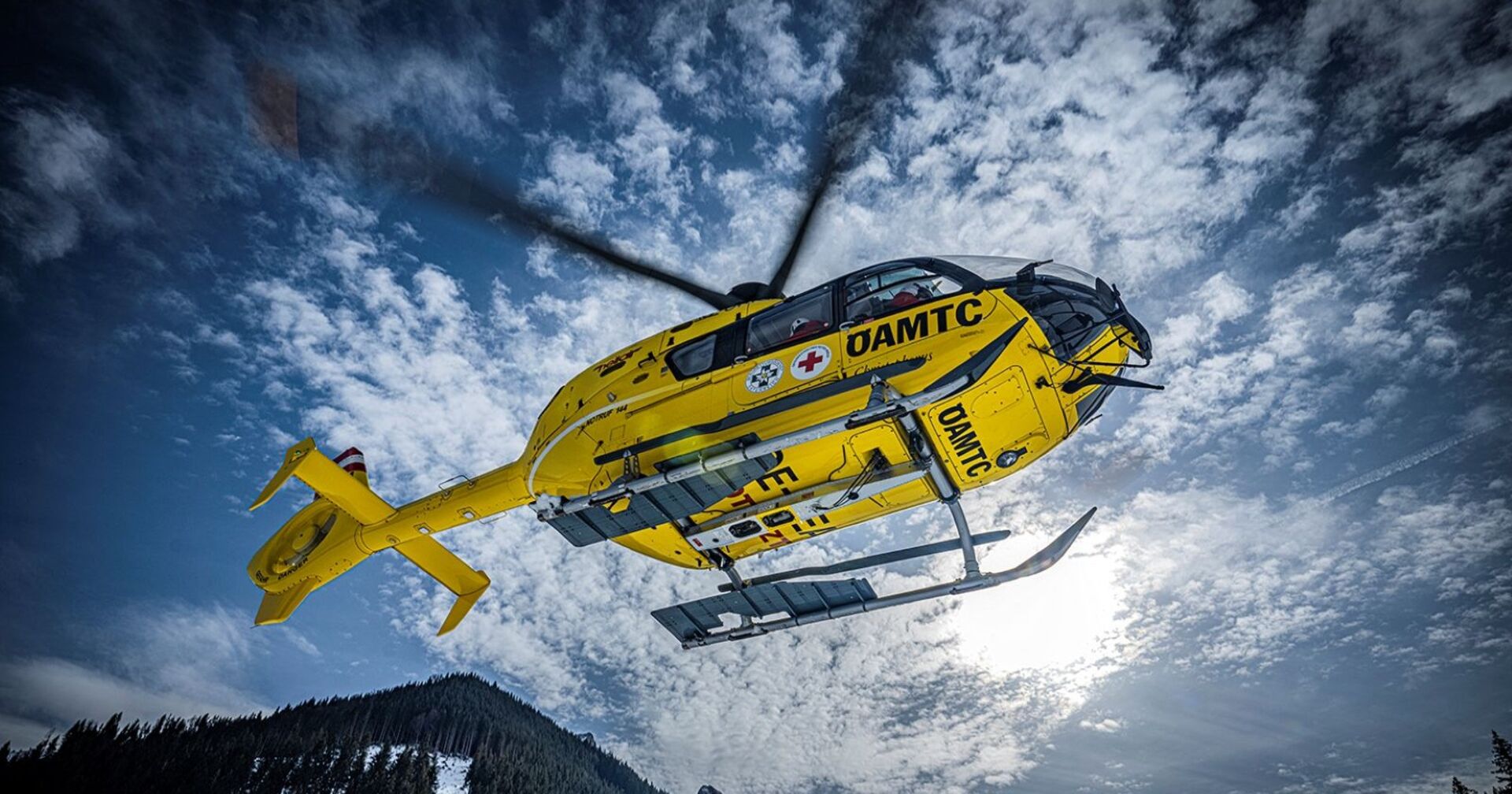 Foto des Rettungshubschraubers Christopherus 7 in der Luft