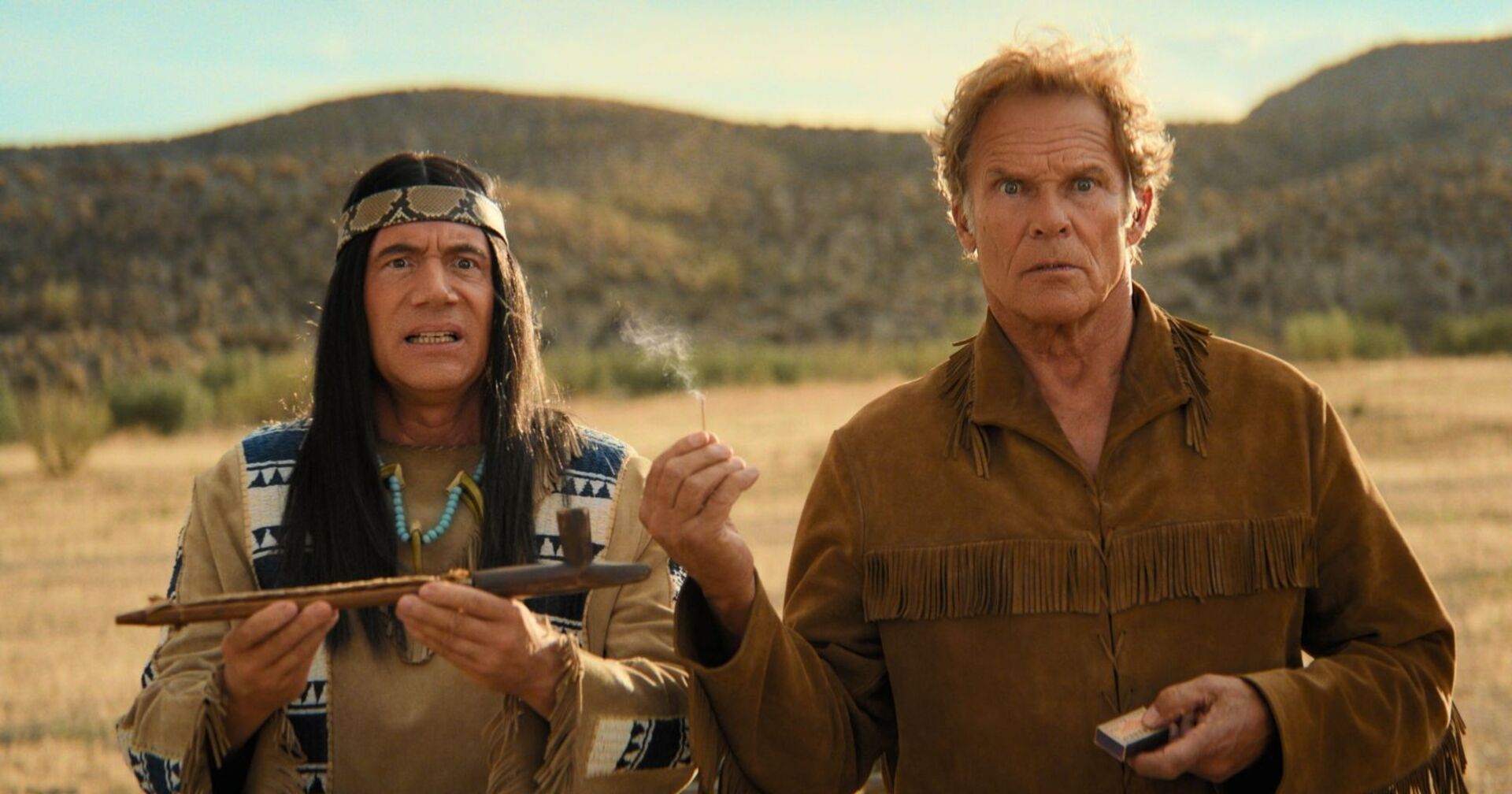 Abahachi (Michael Bully Herbig) und Ranger (Christian Tramitz) stehen in der Wüste. Abahachi hält eine Friedenspfeife, Ranger ein Streichholz.